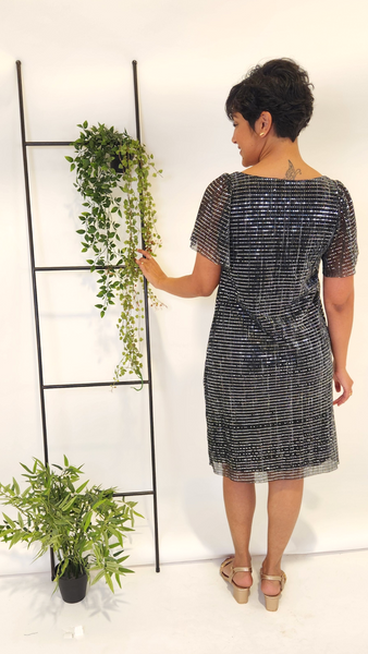 קתרין שמלת פליסה מנצנצת בגזרה ישרה ומחמיאה