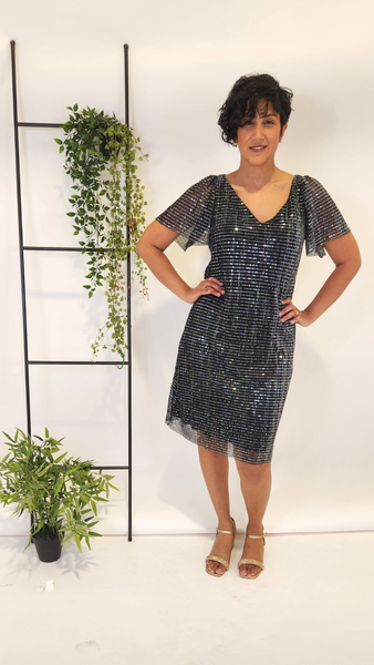 קתרין שמלת פליסה מנצנצת בגזרה ישרה ומחמיאה