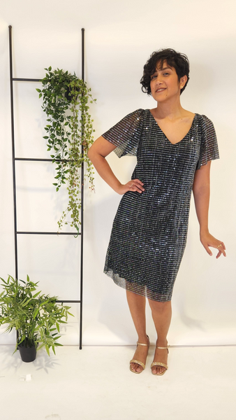 קתרין שמלת פליסה מנצנצת בגזרה ישרה ומחמיאה